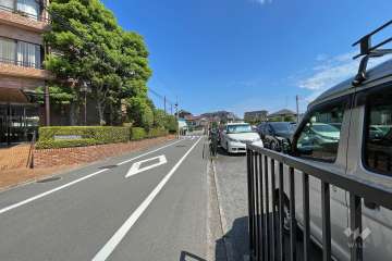 敷地東側の前面道路（南側から）