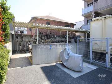 バイク置場と自転車置場