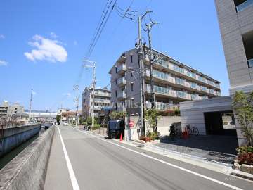 香櫨園フラットの全景。敷地西側には堀切川が流れ、川向かいは芦屋市です。