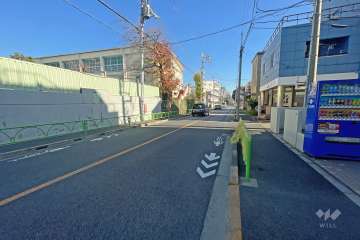 敷地北側の前面道路（西側から）