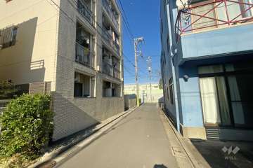 敷地東側の前面道路（南側から）