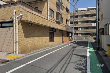 敷地東側の前面道路（南側から）