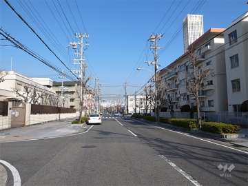 敷地西側の前面道路は二車線のバス通りです。
