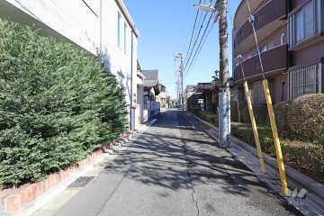 敷地北側の前面道路(西側から）