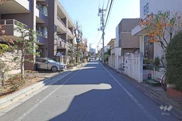 敷地西側の前面道路（北側から）