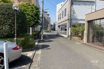 敷地北西側の前面道路（北東側から）