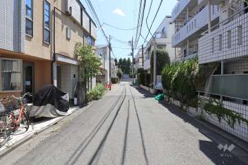 敷地東側の前面道路（北側から）