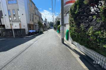敷地南東側の前面道路（北東側から）
