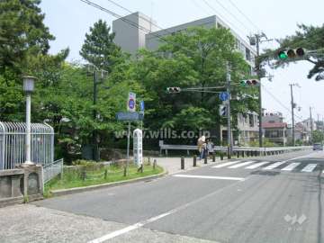 香櫨園第2コーポラスの外観（南西側から）　手前の緑は夙川です。