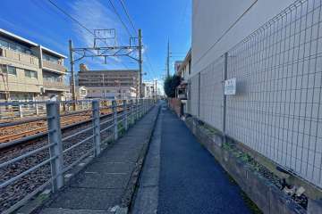敷地北側の前面道路（西側から）