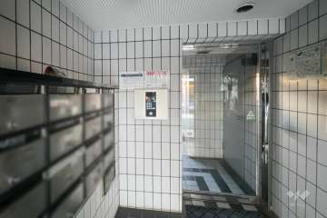 エントランスはオートロック付きです。