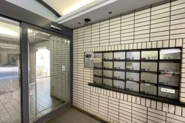 エントランスはオートロック付きです。