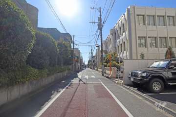 敷地東側の前面道路（北側から）