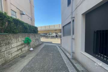 敷地北側の前面道路