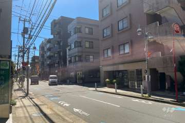 敷地北東側の前面道路（北西側から）