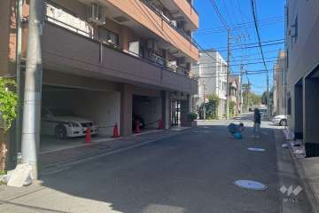 敷地南東側の前面道路（南西側から）