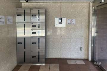 エントランスはオートロック付きです。