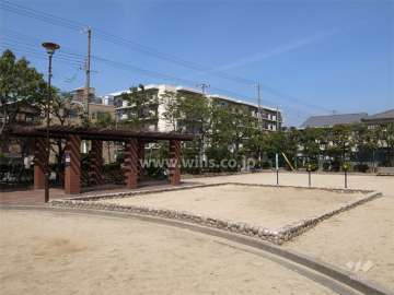 敷地南東側にある公園から見た香櫨園壱番館