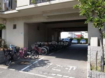 駐車場出入り口（駐輪場）
