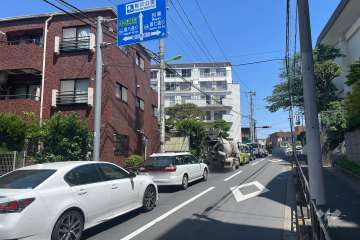 敷地東側の前面道路（南側から）