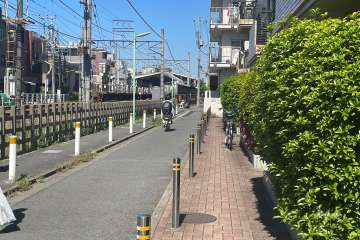 敷地南側の前面道路（東側から）