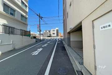 敷地東側の前面道路（南側から）