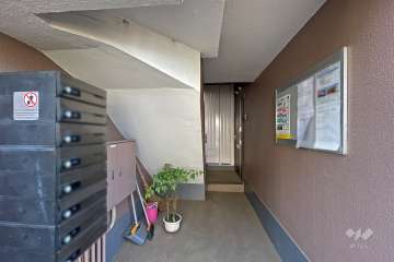 住戸入り口（共用ポスト）