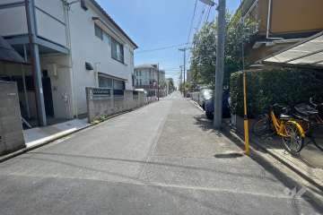 敷地東側の前面道路（北側から）