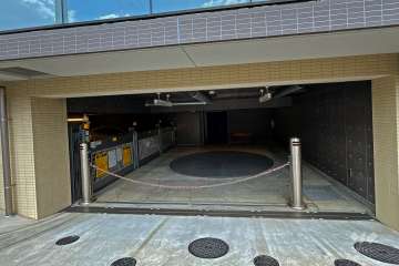 駐車場の出入り口（ロボットゲート付き）・敷地内駐車場（屋内機械式）
