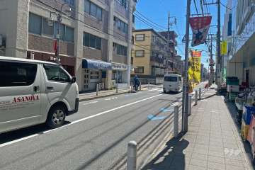 敷地南側前面道路は等々力通りです（西側から）。