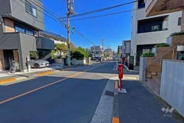 敷地北側の前面道路（西側から）