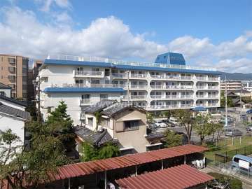 周辺はマンションと一戸建てが混在する静かな住宅地です。