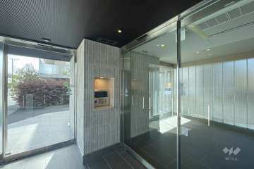 エントランスはオートロック付きです。