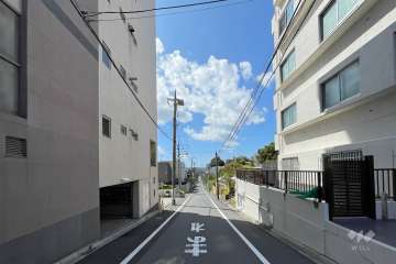 敷地西側の前面道路（北側から）