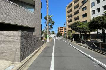 敷地の東側前面道路（南側から）