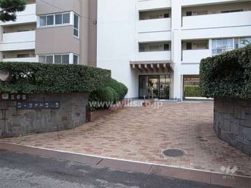 敷地入口。敷地の周囲は生け垣に囲まれています。