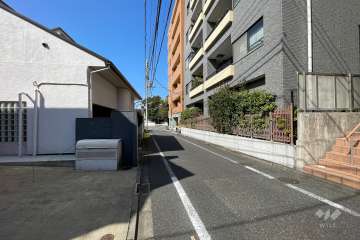 敷地の南側道路(東側から)