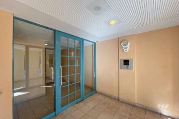 エントランスはオートロック付きです。　