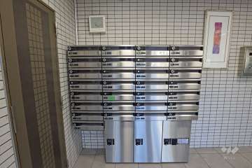 共用ポストおよび宅配ボックス