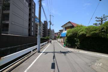 敷地北西側の前面道路（北東側から）