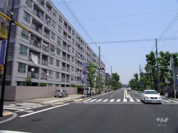 敷地の東側は街路樹のきれいな甲子園筋です。