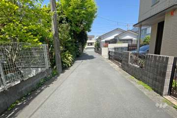 敷地北側の前面道路（南側から）