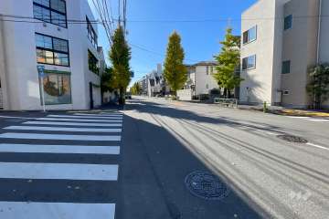 敷地西側の前面道路