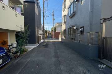 敷地東側の前面道路（北側から）