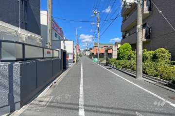 敷地西側の前面道路（南側から）