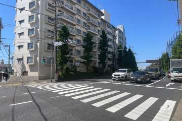 敷地北西側の前面道路（北東側から）