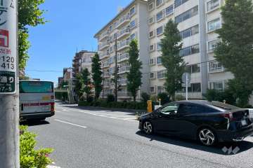 敷地北西側の前面道路（南西側から）