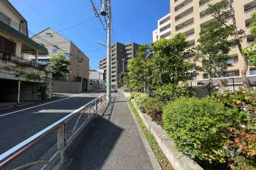 敷地南側の前面道路