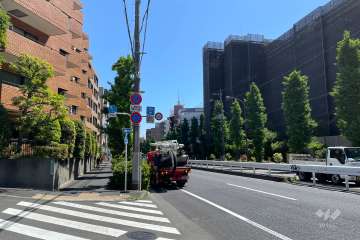 敷地の南東側前面道路（南西側から）