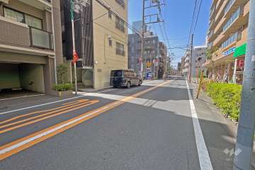 敷地北西側の前面道路（北東側から）